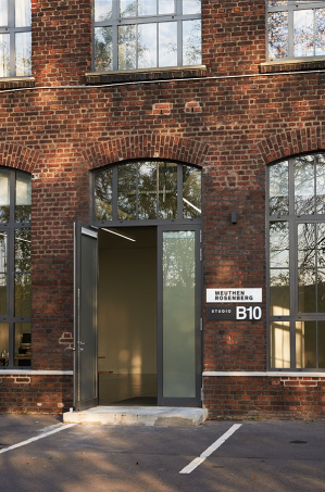 Studio Düsseldorf Postproduction Photography 400 qm Fläche Rolltor Tageslicht Design